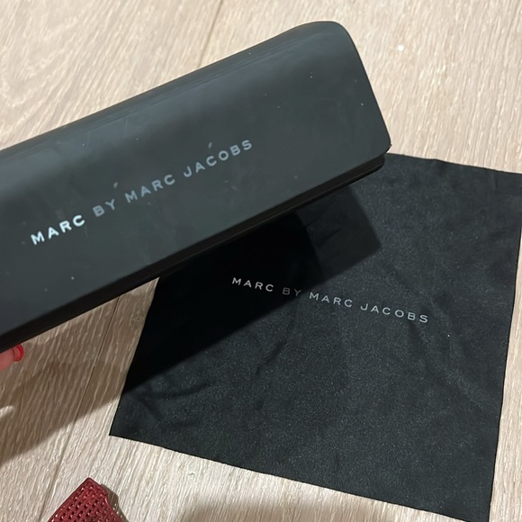 Marc by Marc Jacobs Maroon Mirrored Cat Eye Sunglasses with Box & Wipe - Picture 4 of 8